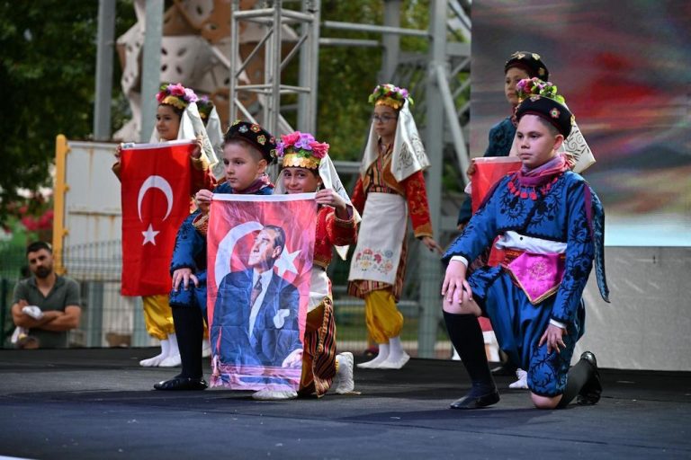 Miniklerin yıl sonu gösterisi alkış topladı