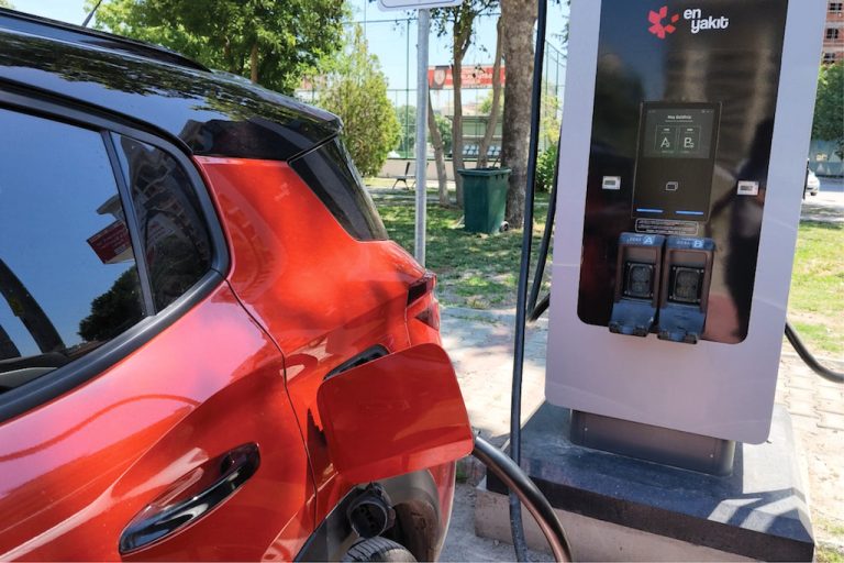 Bayraklı’dan elektrikli şarj desteği