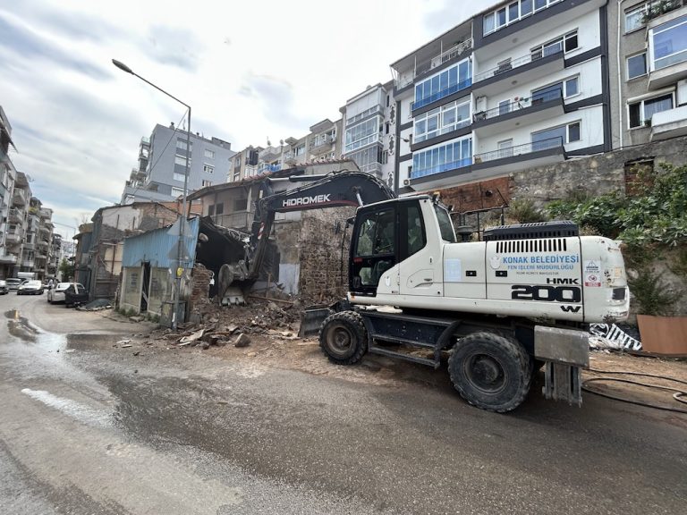 Konak’ta metruk bina yıkımları tam gaz