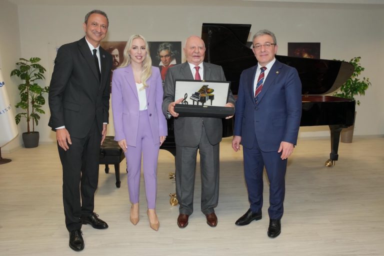 Steınway & Sons piyanosu DEÜ Devlet Konservatuvarı’nda