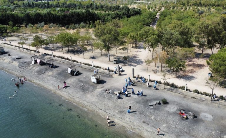 İzmir’de ortak yaşam alanlarında örnek dayanışma