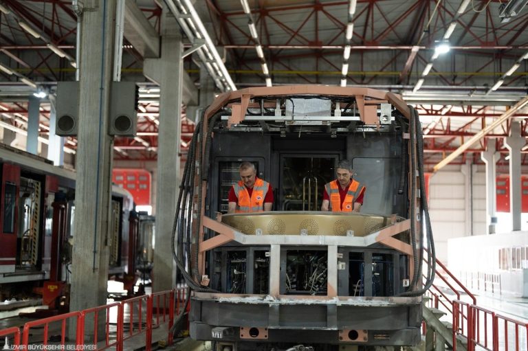 ​İzmir Metro araçlarını kendi gücüyle yeniliyor