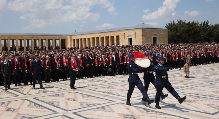 Koç Topluluğu, 100. yılında 6 bin çalışanı ve bayisiyle Anıtkabir’de Ata’nın huzurunda