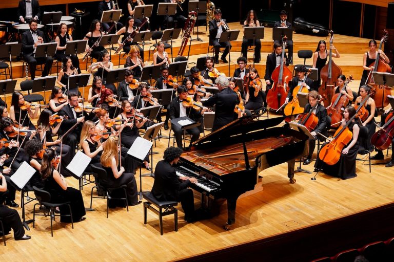 Türkiye Gençlik Filarmoni Orkestrası İzmirli sanatseverlerle buluştu 