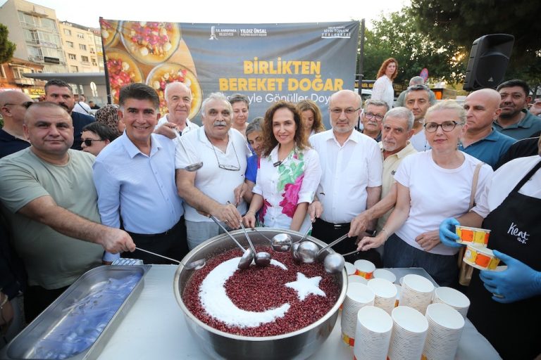 Yüzlerce Karşıyakalı aşurenin bereketini paylaştı