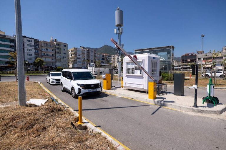 Araçlar otoparka, yolcular metroya