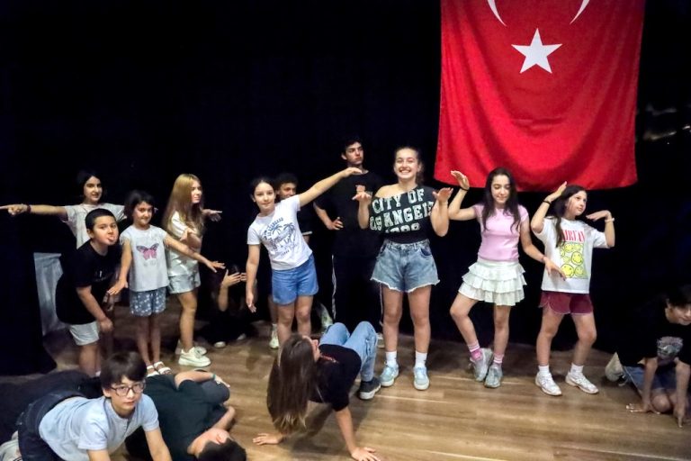 Tiyatronun yeni yetenekleri Karşıyaka’da yetişiyor