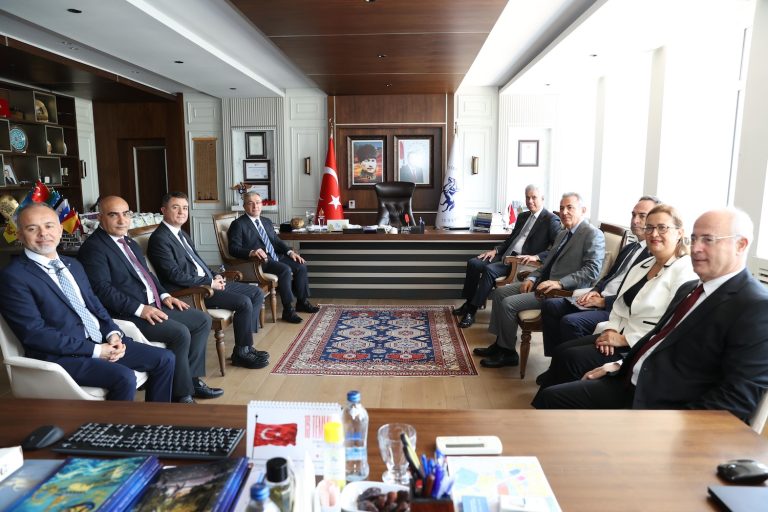 Sağlık Bakanı Memişoğlu İzmir Biyotıp ve Genom Merkezi’ni ziyaret etti