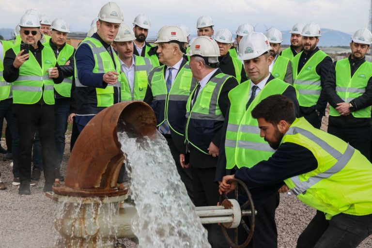 Dikili Jeotermal Isıtmalı Sera Organize Tarım Bölgesi’nde ilk ruhsatlar teslim edildi