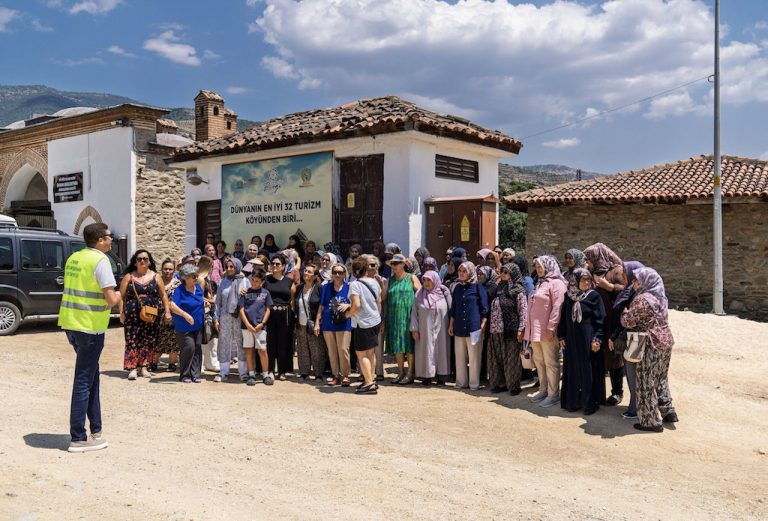 Kültür gezileriyle İzmir’i keşfettiler