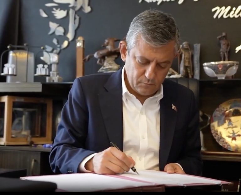 Özgür Özel CHP’den istifa etti ve yeni parti kurdu
