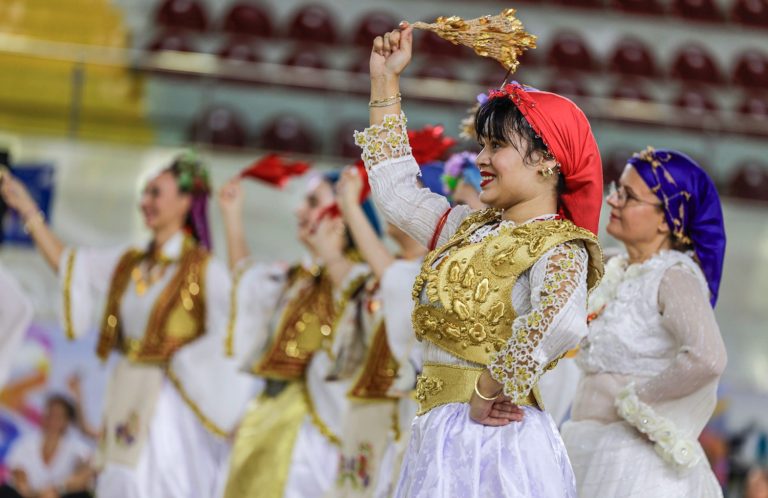 İzmir’de Balkan dansları kursunda coşkulu final