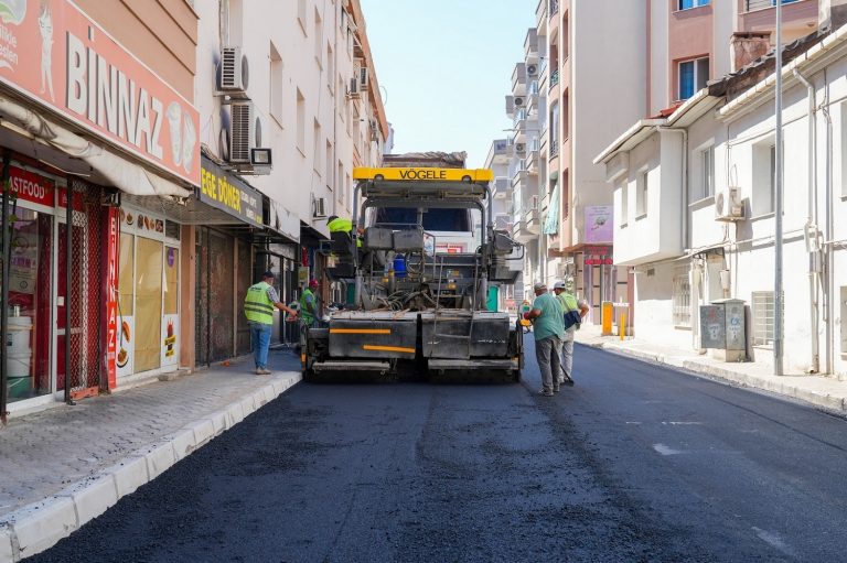 Gaziemir’de 4 bin 470 ton asfalt yollara döküldü