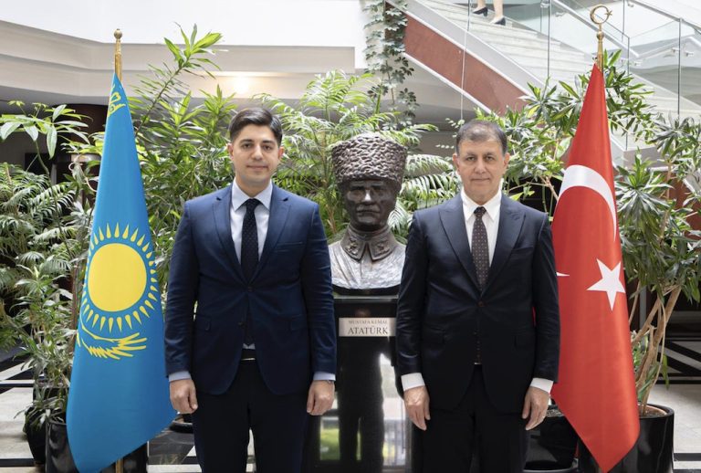 Başkan Tugay’dan Kazakistan iş dünyasına İzmir daveti