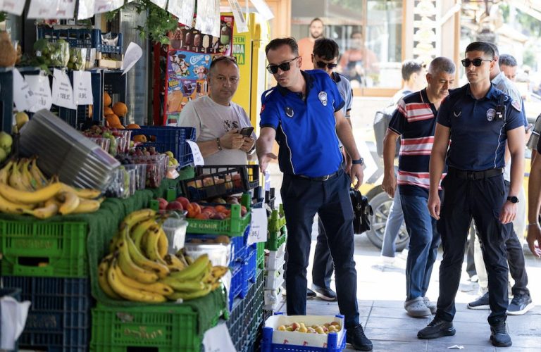 Büyükşehirden ana arterlerde kaldırım işgali denetimi