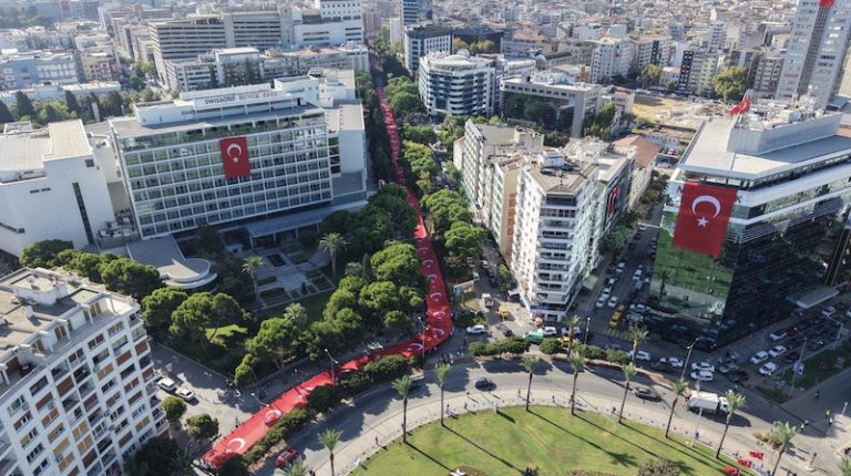 İzmir, kurtuluş günü Türk bayrağı etrafında tek yürek oldu