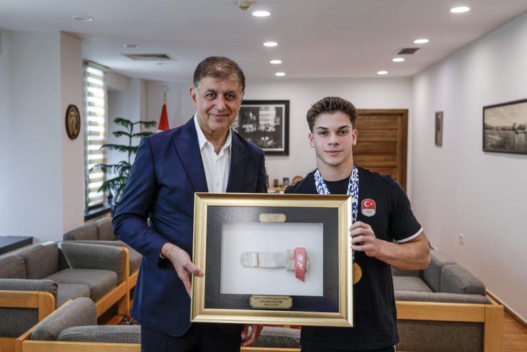 Başkan Tugay, altın madalyalı sporcuyu ağırladı