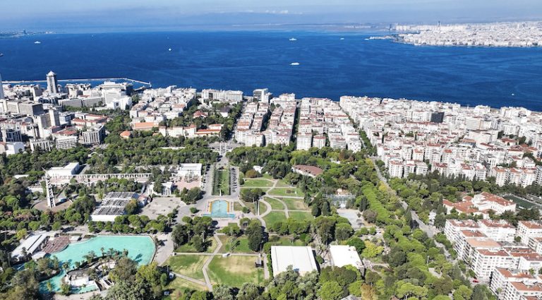 İzmir’in dijital rehberi yenilendi